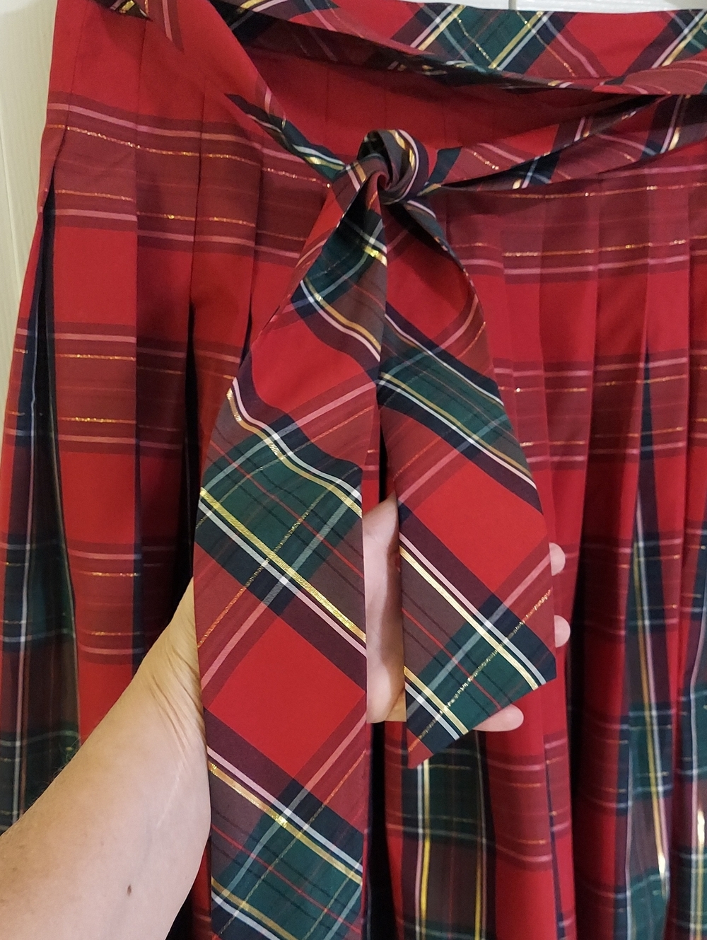Talbots Skirt, Size 18W, Red & Green Stewart Plaid, Pleats, Tie Belt - Picture 6 of 11